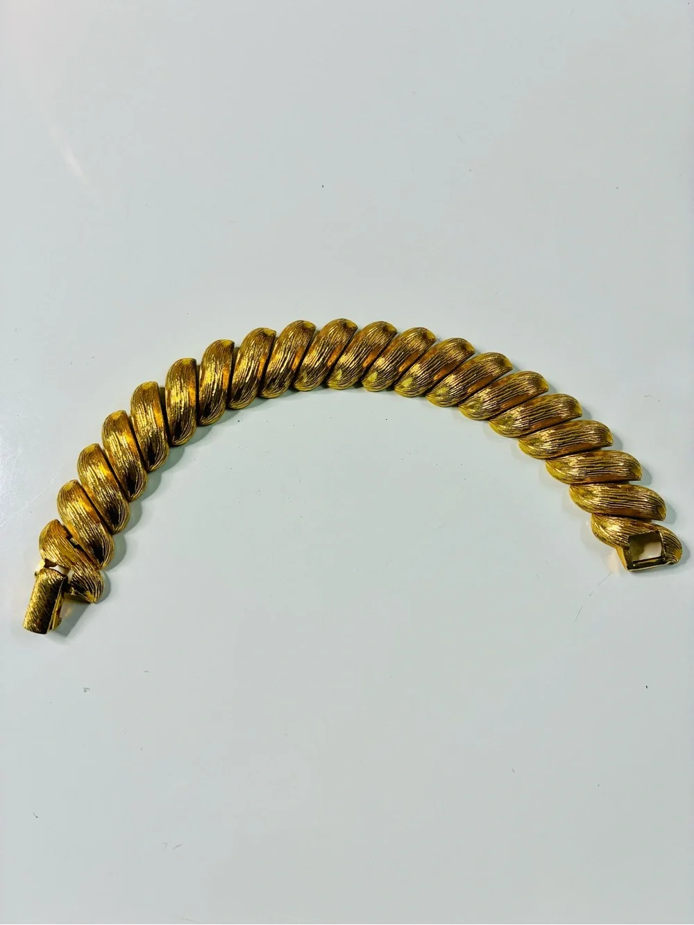 VTG Heavy Gold-Tone Sculpted Link Bracelet - Brand Effortlessly Elegant Chic